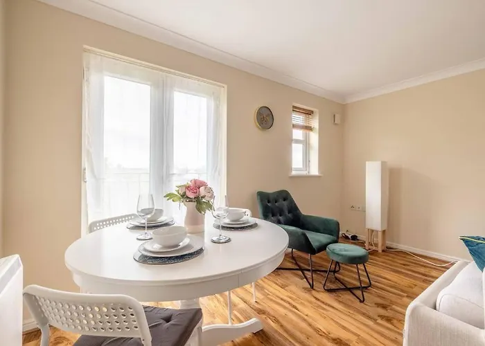 2 Bed 2 Bath With Parking Near Pinewood/Wexham Hospital
