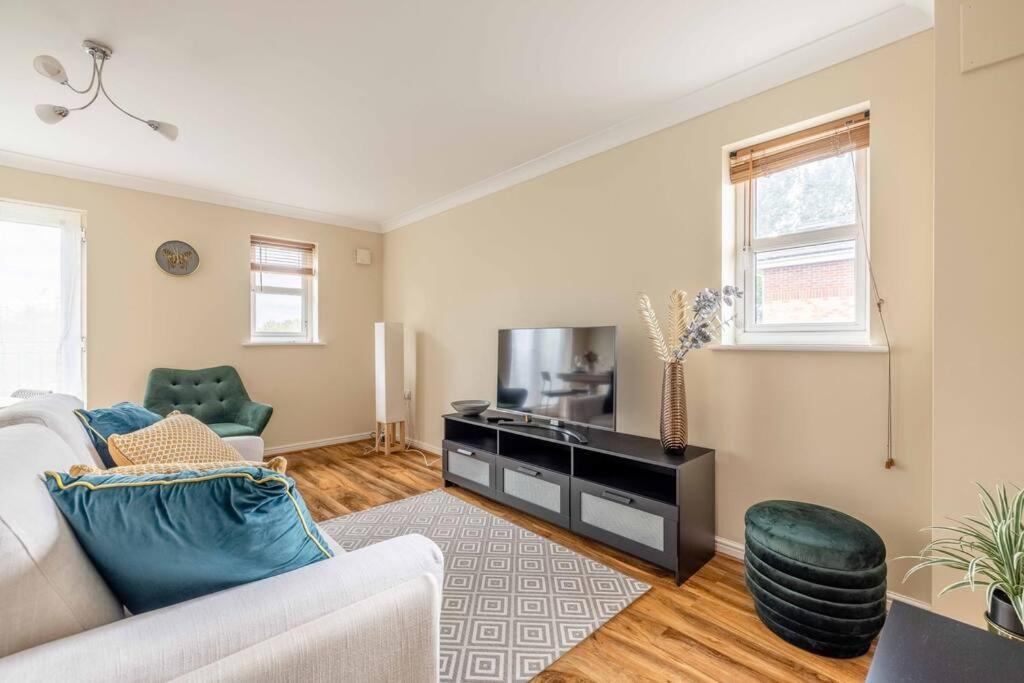 2 Bed 2 Bath With Parking Near Pinewood/wexham Hospital Apartment *