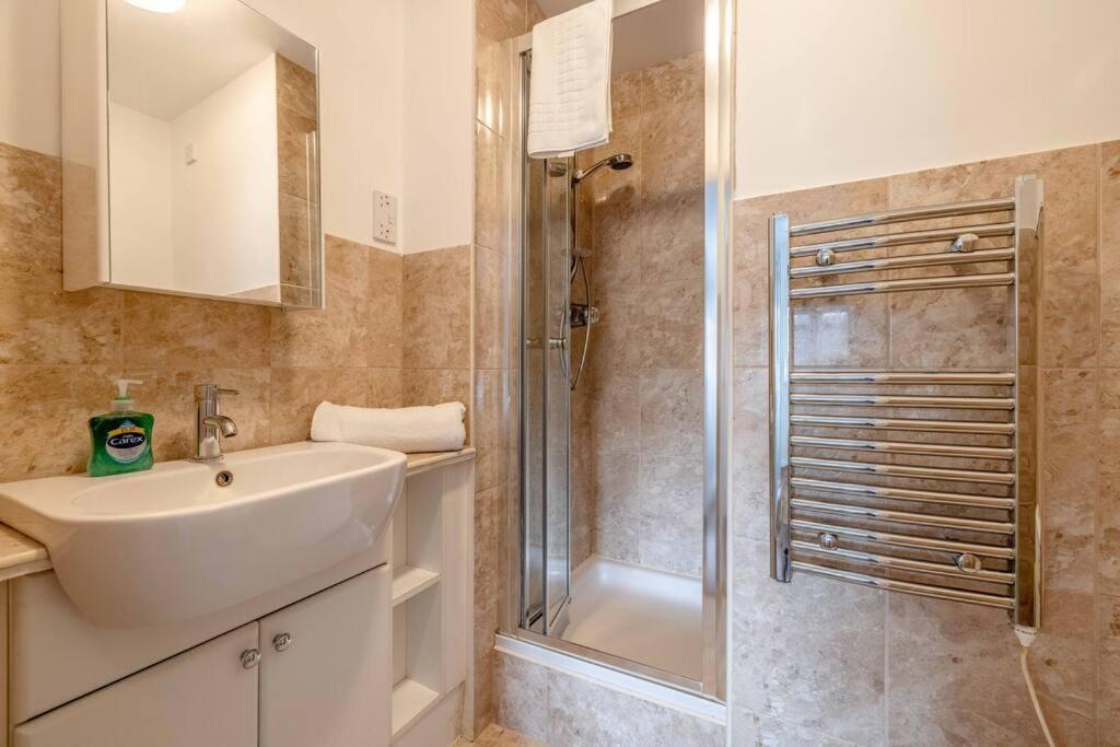 Apartment 2 Bed 2 Bath With Parking Near Pinewood/wexham Hospital Slough