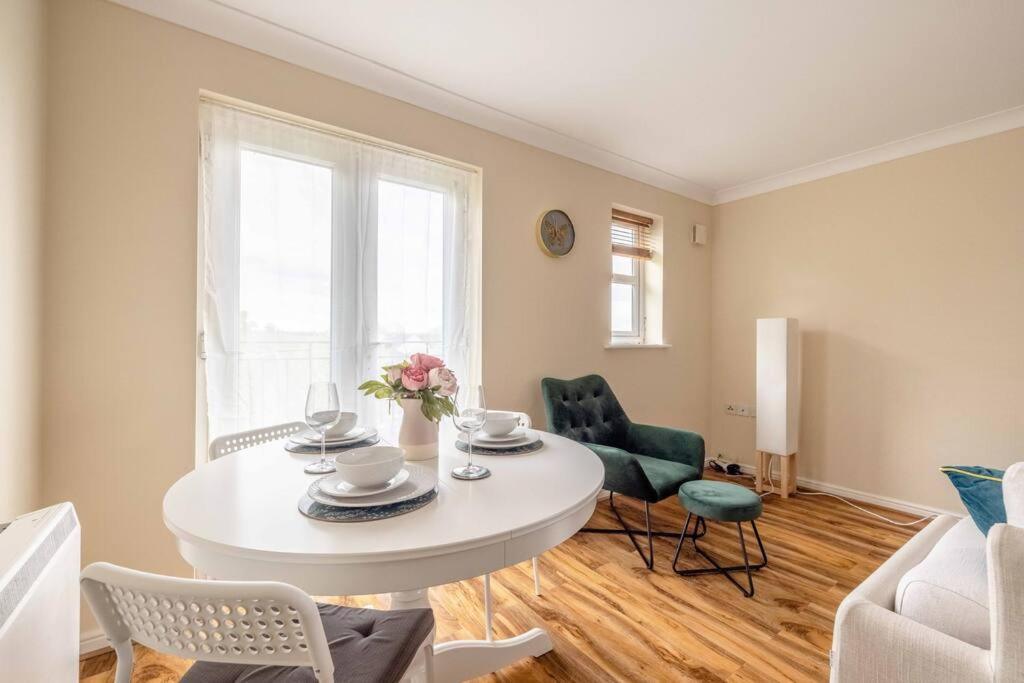 2 Bed 2 Bath With Parking Near Pinewood/wexham Hospital Apartment *